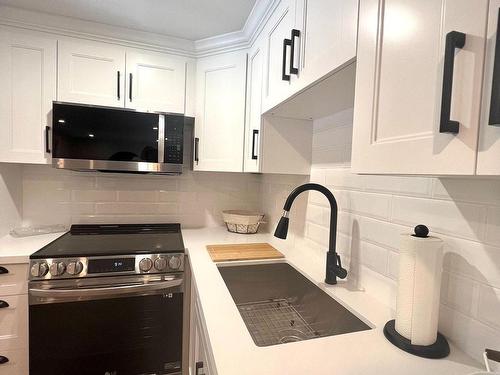 Ll-964 Albertson Cres, Mississauga, ON - Indoor Photo Showing Kitchen