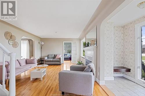 1359 Front Road South, Amherstburg, ON - Indoor Photo Showing Living Room