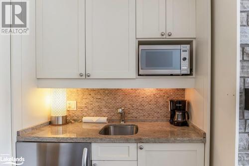 1869 Muskoka Road 118 Highway W Unit# L209 C1, Bracebridge, ON - Indoor Photo Showing Kitchen