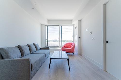 2450 Old Bronte Road|Unit #213, Oakville, ON - Indoor Photo Showing Living Room