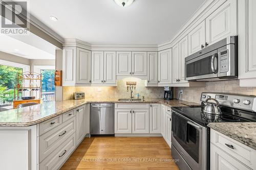 48 Lanewood Drive, Aurora (Hills Of St Andrew), ON - Indoor Photo Showing Kitchen With Upgraded Kitchen