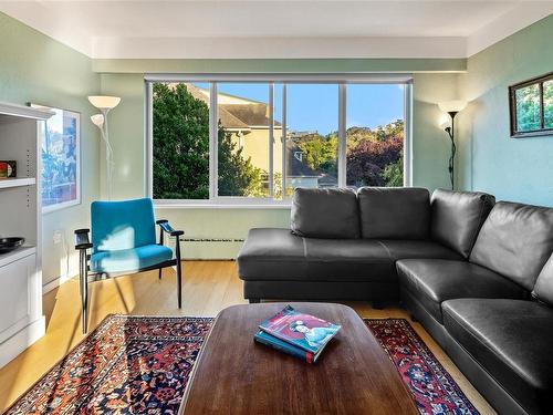 205-1270 Beach Dr, Oak Bay, BC - Indoor Photo Showing Living Room