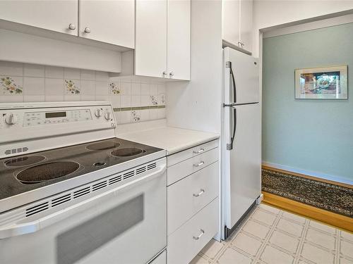 205-1270 Beach Dr, Oak Bay, BC - Indoor Photo Showing Kitchen