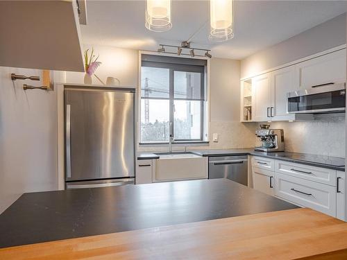 604-1034 Johnson St, Victoria, BC - Indoor Photo Showing Kitchen With Upgraded Kitchen