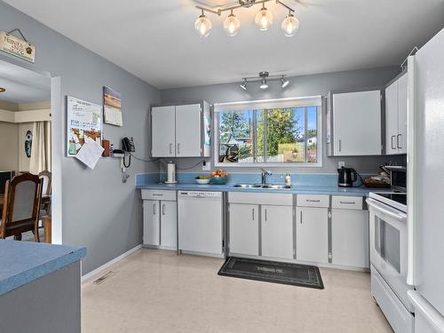 1512 Mt Dufferin Cres, Kamloops, BC - Indoor Photo Showing Kitchen With Double Sink