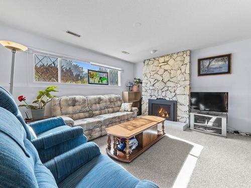 1512 Mt Dufferin Cres, Kamloops, BC - Indoor Photo Showing Living Room With Fireplace