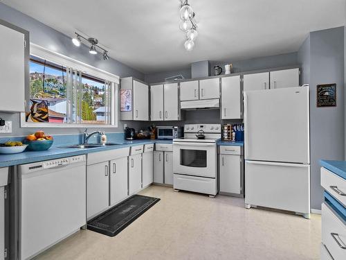 1512 Mt Dufferin Cres, Kamloops, BC - Indoor Photo Showing Kitchen With Double Sink