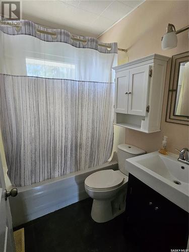 222 Aldridge Street, Bienfait, SK - Indoor Photo Showing Bathroom