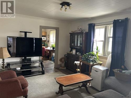 153 Front St, Timmins, ON - Indoor Photo Showing Living Room