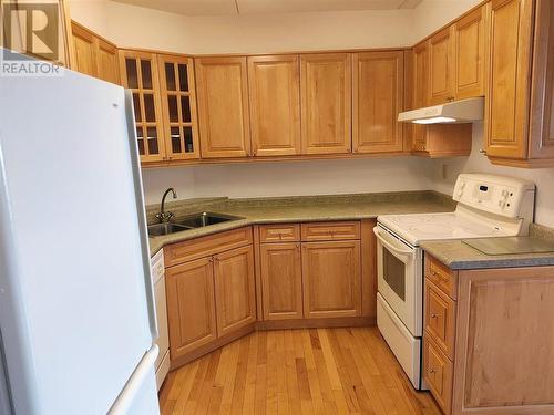 605 145 Fanshaw Street, Thunder Bay, ON - Indoor Photo Showing Kitchen With Double Sink