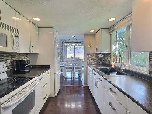 1-2526 Nechako Drive, Kamloops, BC - Indoor Photo Showing Kitchen With Double Sink