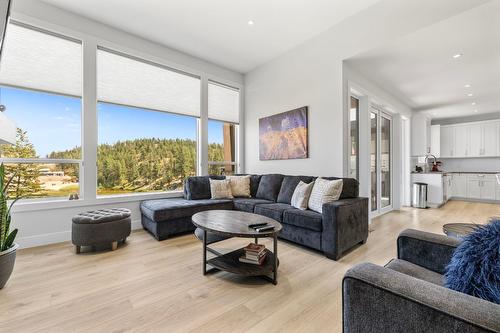 1888 Northern Flicker Court, Kelowna, BC - Indoor Photo Showing Living Room