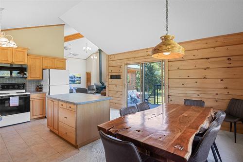 600 Highway 23 North, Revelstoke, BC - Indoor Photo Showing Kitchen