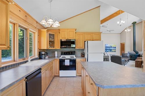 600 Highway 23 North, Revelstoke, BC - Indoor Photo Showing Kitchen