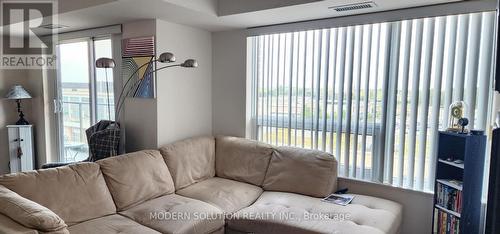 718 - 8200 Birchmount Road, Markham (Unionville), ON - Indoor Photo Showing Living Room