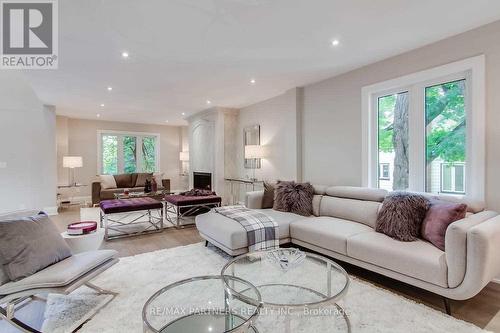 6 Fernwood Court, Richmond Hill (Bayview Hill), ON - Indoor Photo Showing Living Room