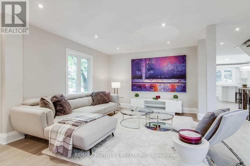 6 Fernwood Court, Richmond Hill (Bayview Hill), ON - Indoor Photo Showing Living Room