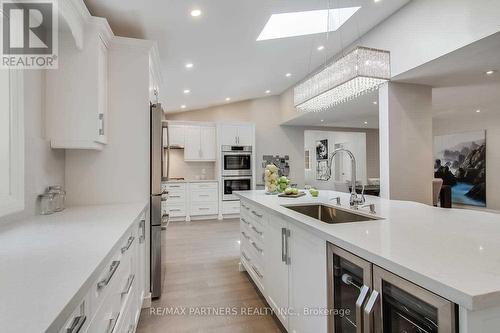 6 Fernwood Court, Richmond Hill (Bayview Hill), ON - Indoor Photo Showing Kitchen With Upgraded Kitchen