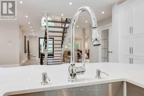 6 Fernwood Court, Richmond Hill (Bayview Hill), ON - Indoor Photo Showing Kitchen