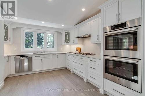 6 Fernwood Court, Richmond Hill (Bayview Hill), ON - Indoor Photo Showing Kitchen With Upgraded Kitchen