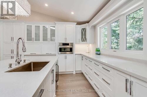 6 Fernwood Court, Richmond Hill (Bayview Hill), ON - Indoor Photo Showing Kitchen With Upgraded Kitchen