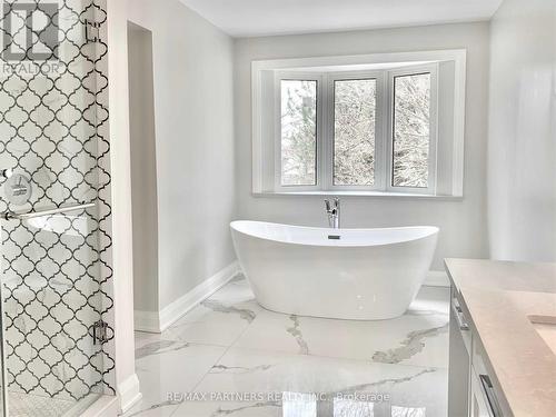 6 Fernwood Court, Richmond Hill (Bayview Hill), ON - Indoor Photo Showing Bathroom