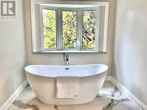 6 Fernwood Court, Richmond Hill (Bayview Hill), ON - Indoor Photo Showing Bathroom