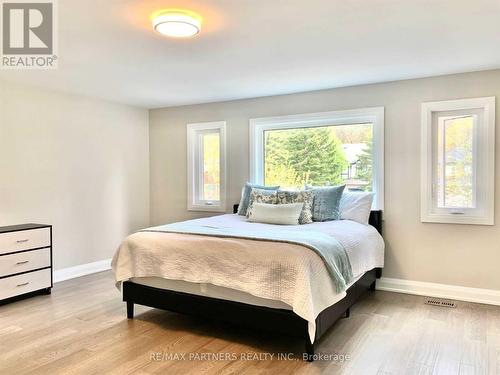 6 Fernwood Court, Richmond Hill (Bayview Hill), ON - Indoor Photo Showing Bedroom