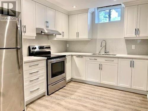 6 Fernwood Court, Richmond Hill (Bayview Hill), ON - Indoor Photo Showing Kitchen With Upgraded Kitchen