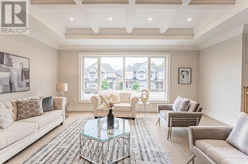 25 Madison Avenue, Richmond Hill (Oak Ridges), ON - Indoor Photo Showing Living Room