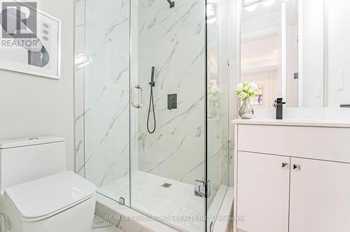 25 Madison Avenue, Richmond Hill, ON - Indoor Photo Showing Bathroom