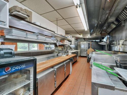 Kitchen - 200 Rue Payette, L'Épiphanie, QC - Indoor Photo Showing Garage