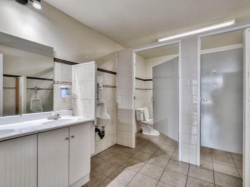 Powder room - 200 Rue Payette, L'Épiphanie, QC - Indoor Photo Showing Bathroom