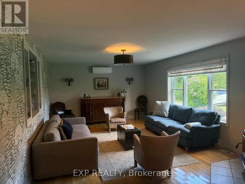 2494 Salem Road, Prince Edward County (Hillier), ON - Indoor Photo Showing Living Room