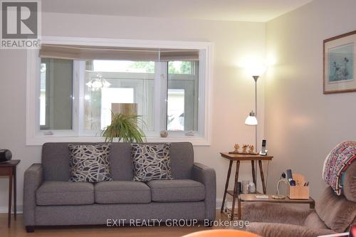 9 Empire Boulevard, Prince Edward County (Wellington), ON - Indoor Photo Showing Living Room