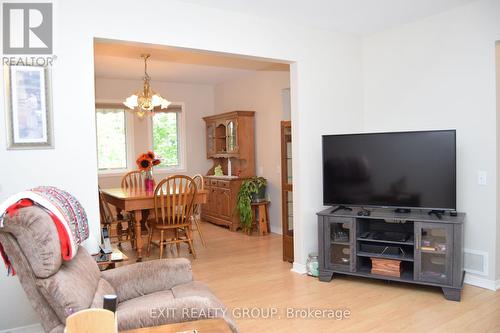 9 Empire Boulevard, Prince Edward County (Wellington), ON - Indoor Photo Showing Living Room