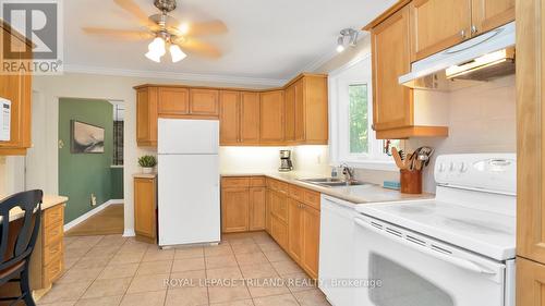 24 Longbow Place, London, ON - Indoor Photo Showing Kitchen With Double Sink