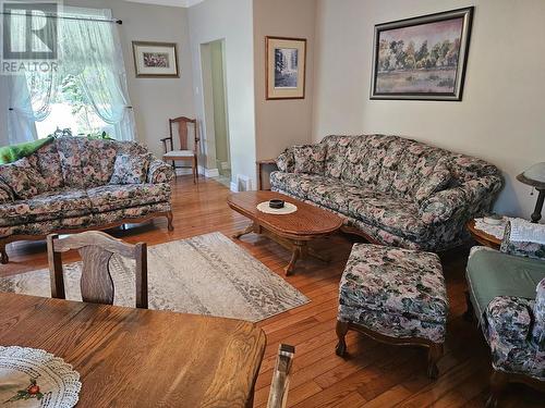 601 Valhalla Road, Nelson, BC - Indoor Photo Showing Living Room