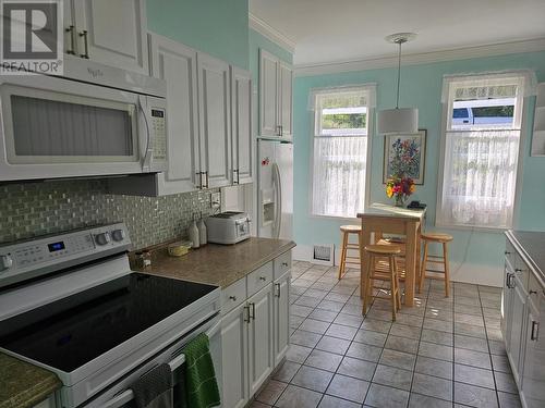 601 Valhalla Road, Nelson, BC - Indoor Photo Showing Kitchen