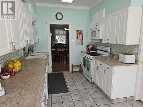 601 Valhalla Road, Nelson, BC - Indoor Photo Showing Kitchen