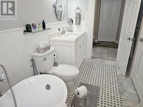 601 Valhalla Road, Nelson, BC - Indoor Photo Showing Bathroom