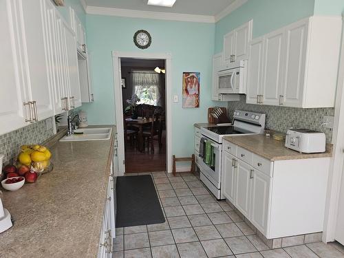 601 Valhalla Road, Nelson, BC - Indoor Photo Showing Kitchen