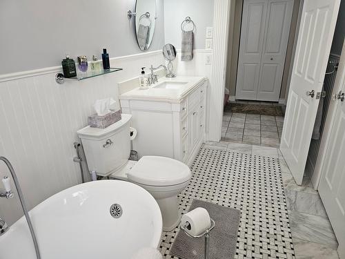 601 Valhalla Road, Nelson, BC - Indoor Photo Showing Bathroom