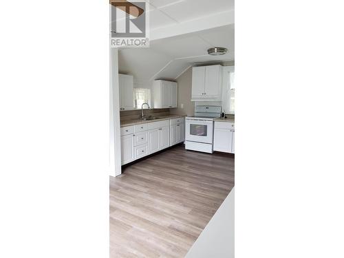 601 Valhalla Road, Nelson, BC - Indoor Photo Showing Kitchen