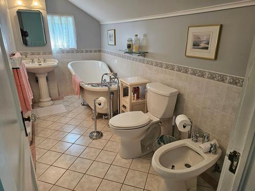 601 Valhalla Road, Nelson, BC - Indoor Photo Showing Bathroom