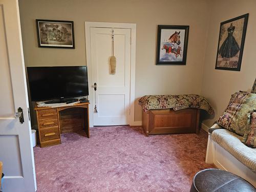 601 Valhalla Road, Nelson, BC - Indoor Photo Showing Living Room