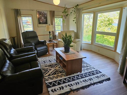 601 Valhalla Road, Nelson, BC - Indoor Photo Showing Living Room