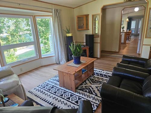 601 Valhalla Road, Nelson, BC - Indoor Photo Showing Living Room