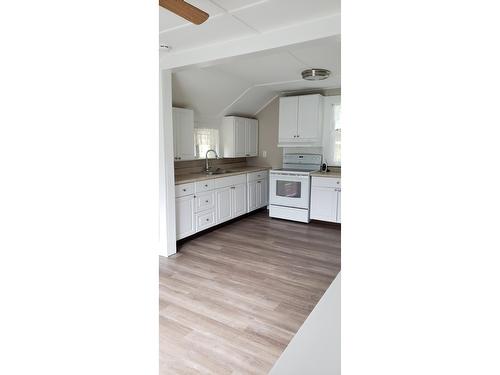 601 Valhalla Road, Nelson, BC - Indoor Photo Showing Kitchen