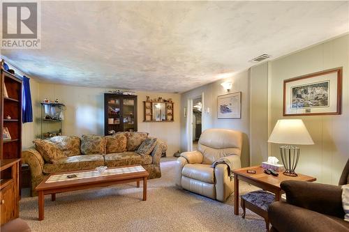 48 Front Avenue W, Brockville, ON - Indoor Photo Showing Living Room